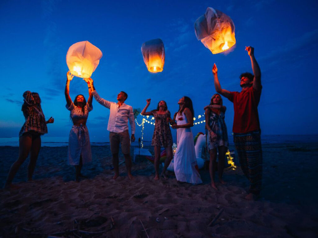 NIGHT SKY LANTERNS SHOW - Bagni Carla - Spiaggia a Pietra Ligure